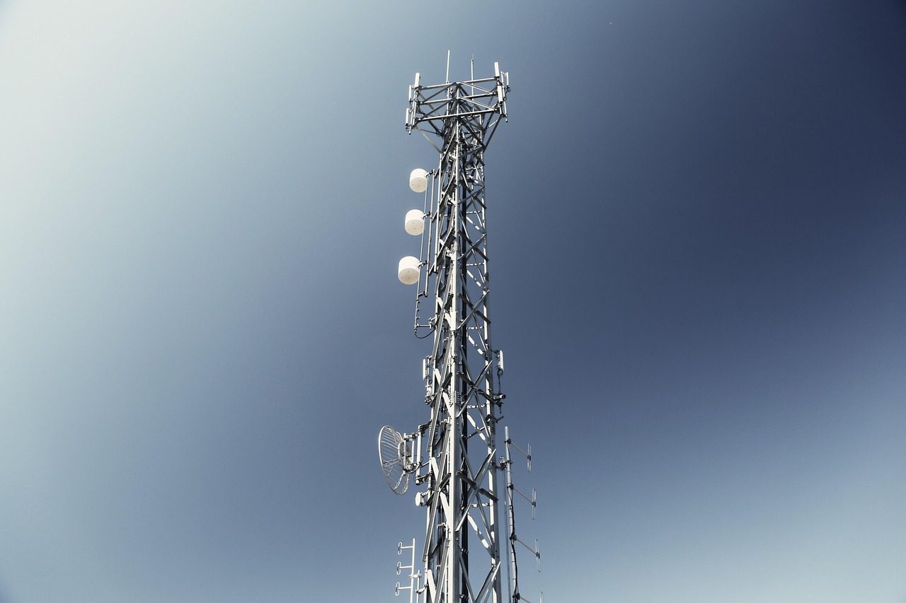 Cell tower antenna